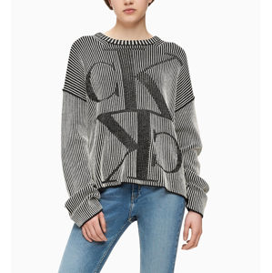 Calvin Klein dámský černobílý svetr Mirror - XS (BAE)